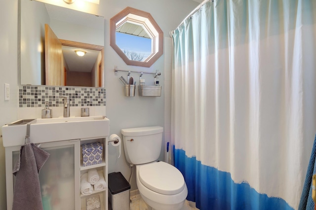 full bath featuring decorative backsplash, a shower with shower curtain, and toilet