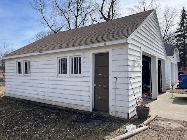 view of outdoor structure featuring an outbuilding