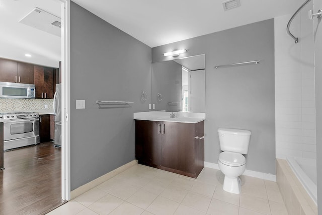 full bath with tasteful backsplash, visible vents, baseboards, toilet, and vanity