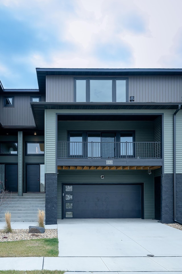 view of front facade with driveway and an attached garage