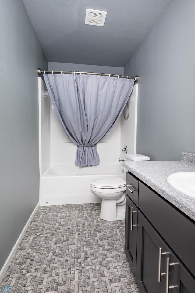 full bath with visible vents, toilet, shower / tub combo with curtain, baseboards, and vanity