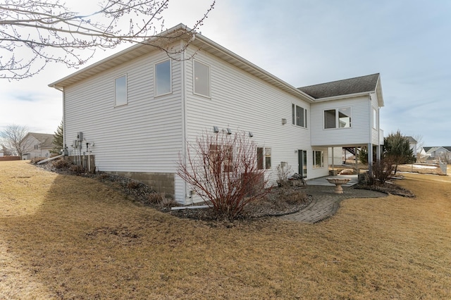 back of house featuring a lawn