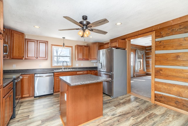 kitchen featuring a sink, light wood-style floors, ceiling fan, stainless steel appliances, and recessed lighting