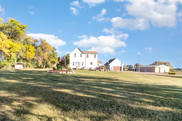 view of yard featuring an outdoor structure
