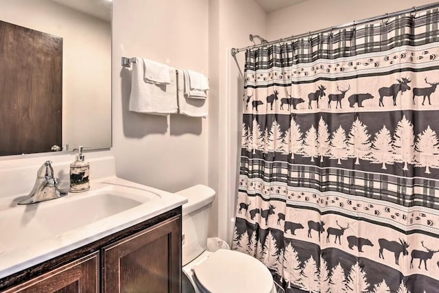 full bathroom with a shower with curtain, toilet, and vanity