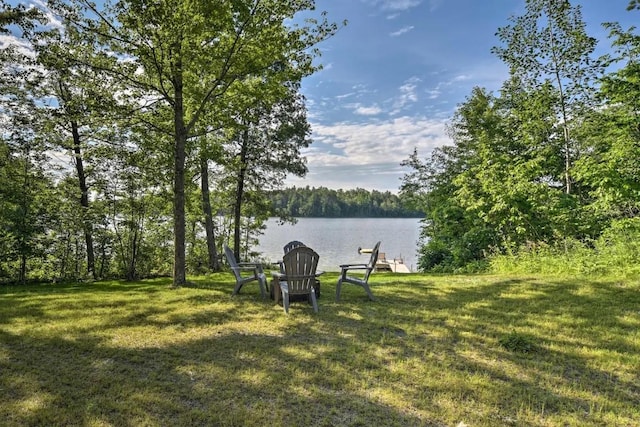 view of yard featuring a water view