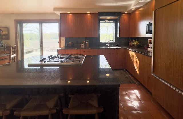 6 Crocus Ln, North Oaks, MN 55127 - kitchen featuring dark countertops, stainless steel gas cooktop, modern cabinets, decorative backsplash, and recessed lighting