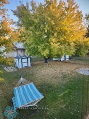 view of yard with an outbuilding