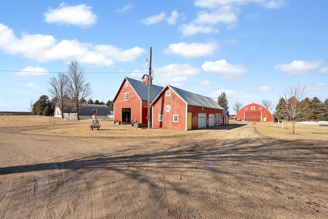 view of pole building featuring dirt driveway