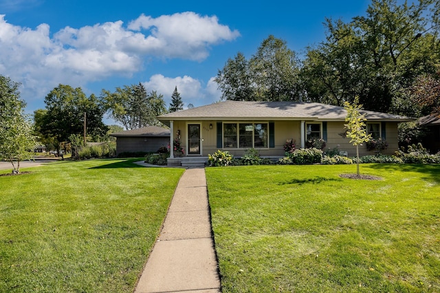 view of front facade featuring a front lawn