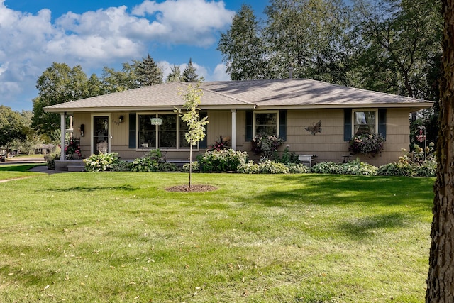 ranch-style home featuring a front lawn