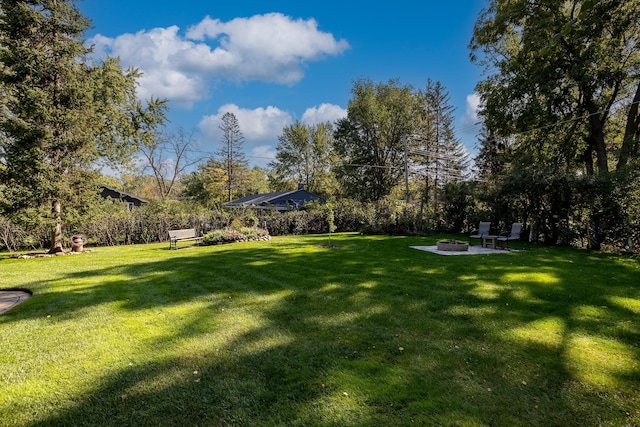 view of yard featuring a fire pit