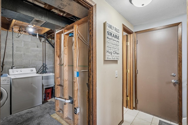 clothes washing area featuring visible vents, independent washer and dryer, a sink, a textured ceiling, and laundry area