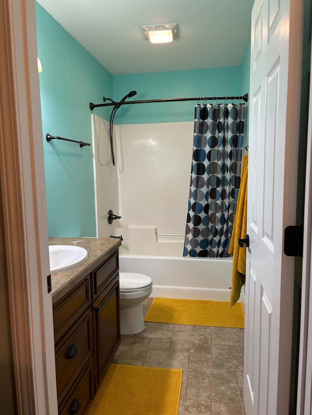 bathroom with toilet, vanity, and shower / bath combo