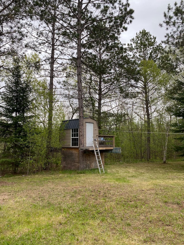 view of yard with an outbuilding