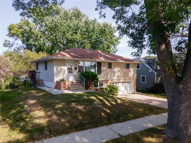 view of front of house with driveway, an attached garage, and a front yard