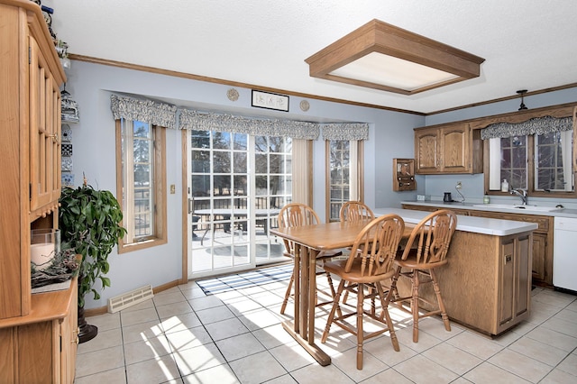 dining space with visible vents, a textured ceiling, crown molding, light tile patterned floors, and baseboards