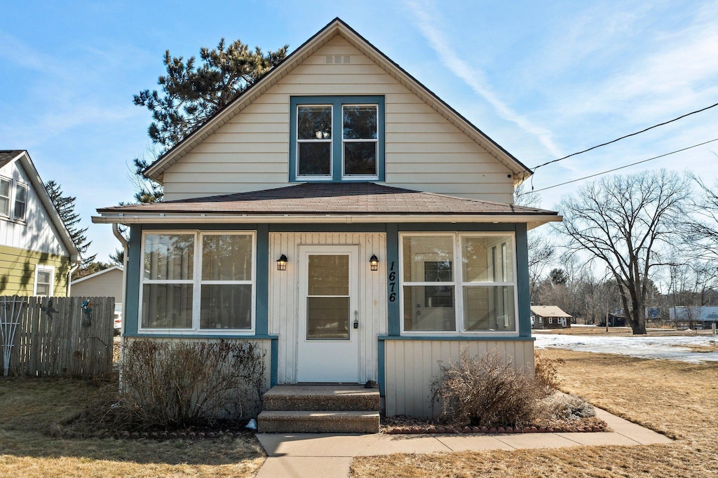 bungalow-style home featuring fence