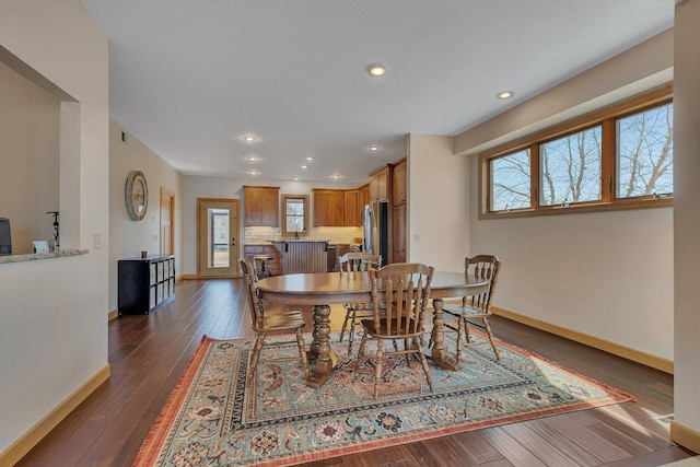 dining area featuring dark wood finished floors, plenty of natural light, recessed lighting, and baseboards