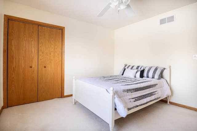 bedroom featuring a ceiling fan, baseboards, visible vents, and light carpet