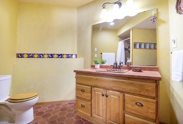 full bath with vanity, a shower with curtain, baseboards, tile patterned floors, and toilet