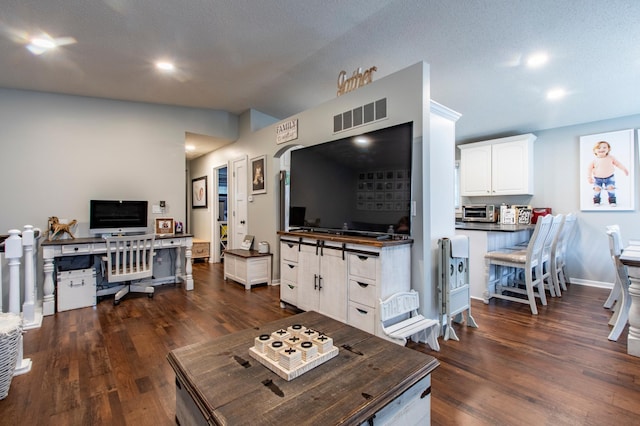 living area featuring visible vents, recessed lighting, dark wood-type flooring, and baseboards