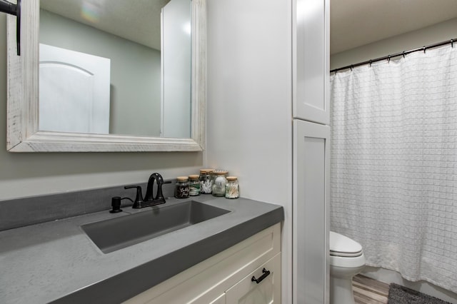 full bathroom featuring a shower with curtain, toilet, wood finished floors, and vanity