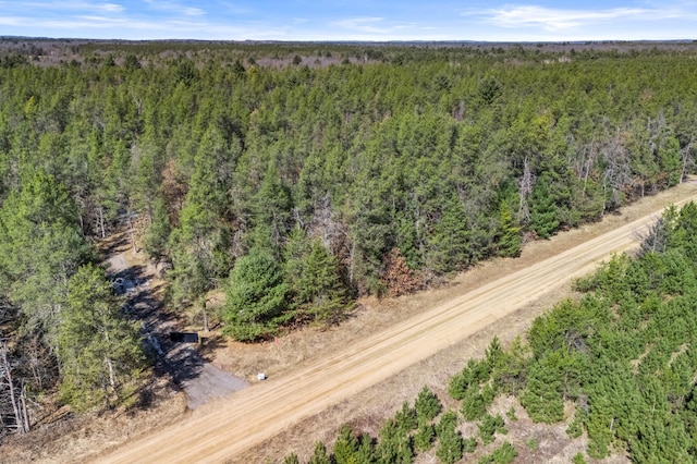 birds eye view of property featuring a forest view