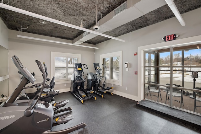 exercise room featuring baseboards