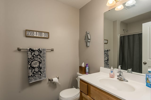 full bath featuring visible vents, toilet, vanity, and a shower with curtain