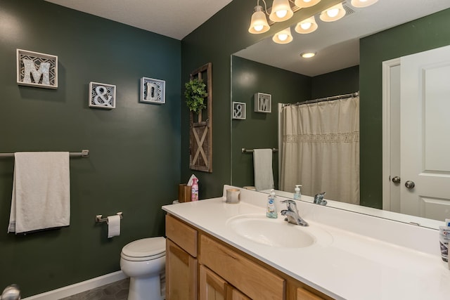 full bath featuring a shower with shower curtain, baseboards, toilet, and vanity