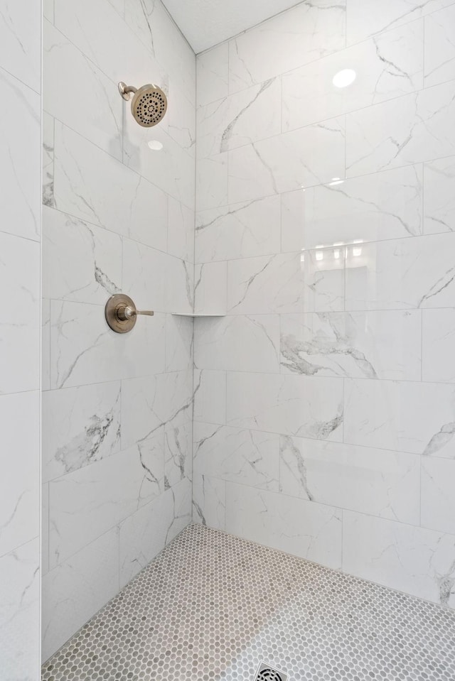 full bathroom featuring a tile shower