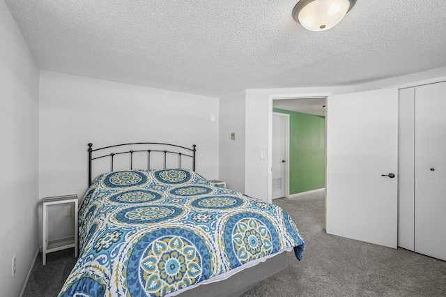 bedroom with carpet flooring, a closet, and a textured ceiling