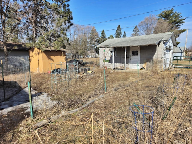 view of yard with an outbuilding and fence