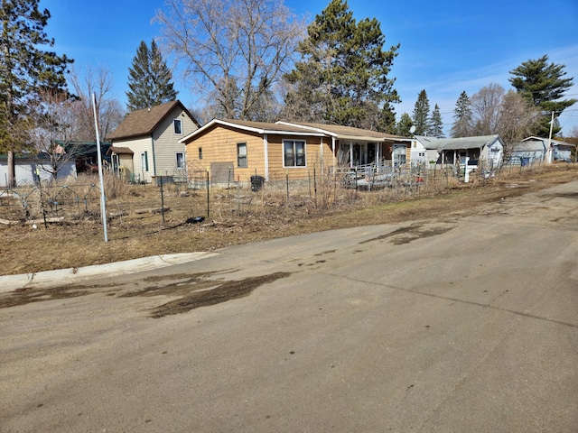 single story home featuring a fenced front yard