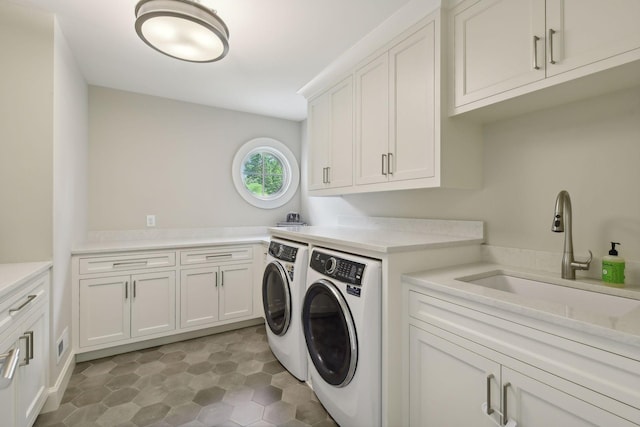 laundry room featuring visible vents, cabinet space, independent washer and dryer, and a sink