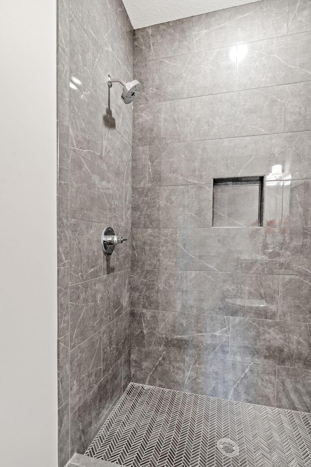 bathroom featuring a tile shower