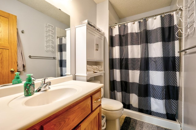 full bathroom featuring toilet, a textured ceiling, vanity, and a shower with curtain