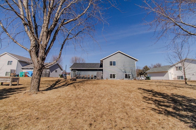 back of house featuring a lawn