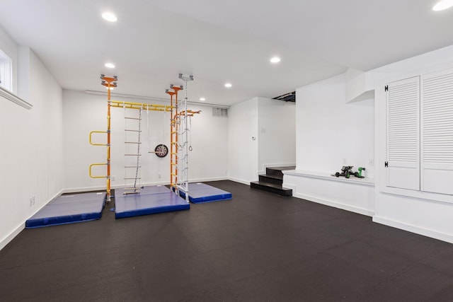 exercise room featuring visible vents, recessed lighting, and baseboards