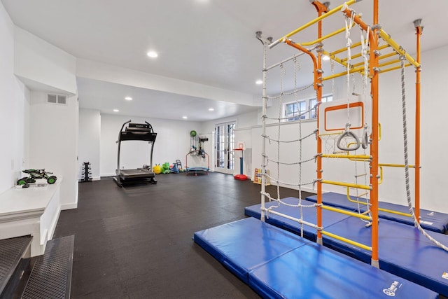 workout room with visible vents, recessed lighting, and baseboards