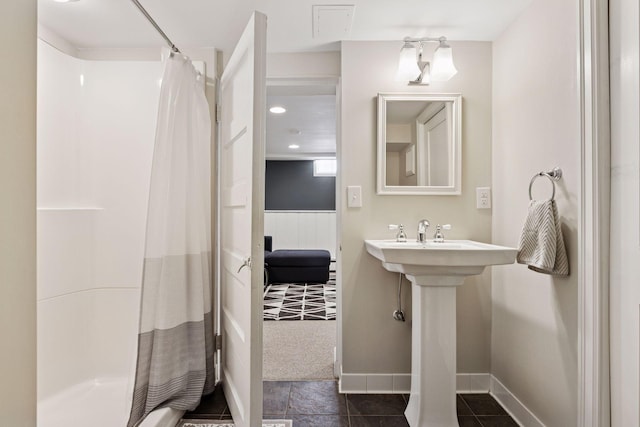 full bathroom featuring tile patterned flooring, a shower with shower curtain, and baseboards