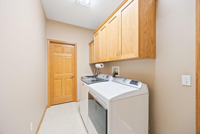 laundry room featuring baseboards, cabinet space, and independent washer and dryer