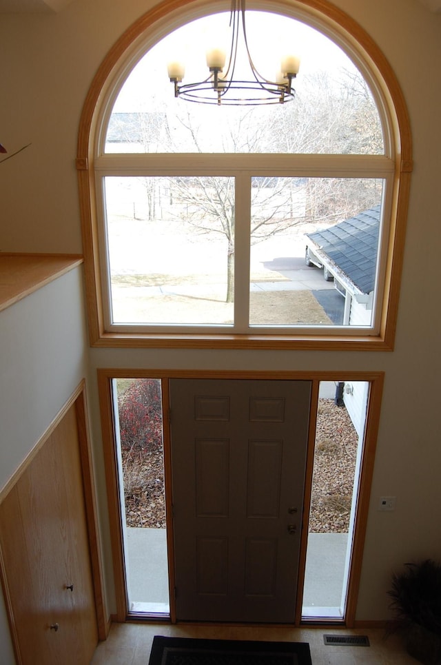 entryway featuring visible vents and a chandelier