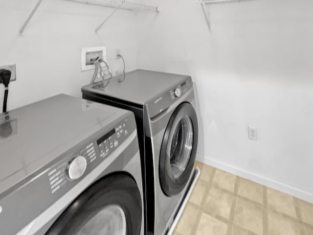 laundry room with laundry area, baseboards, and washing machine and clothes dryer