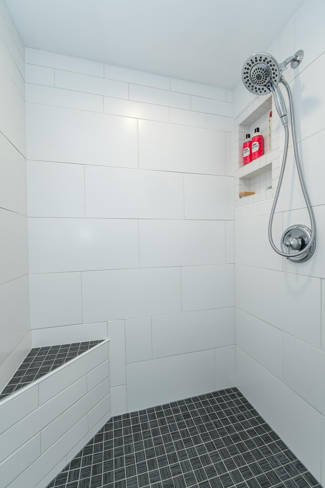 full bathroom featuring a tile shower