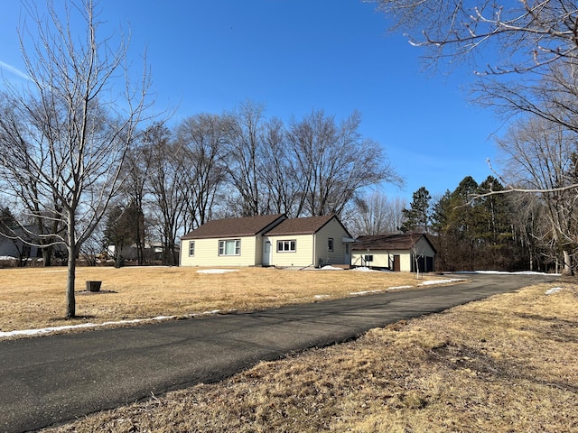 view of front of property featuring a front lawn