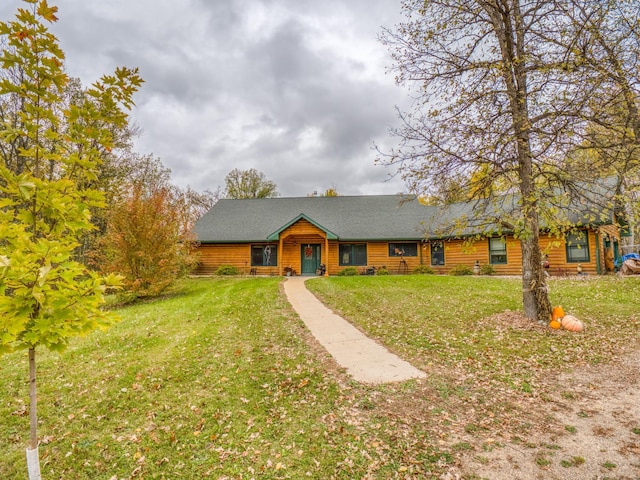 view of front of house featuring a front lawn