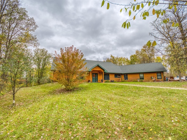 view of front of property featuring a front yard