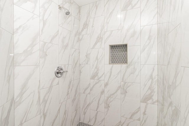 bathroom featuring a tile shower